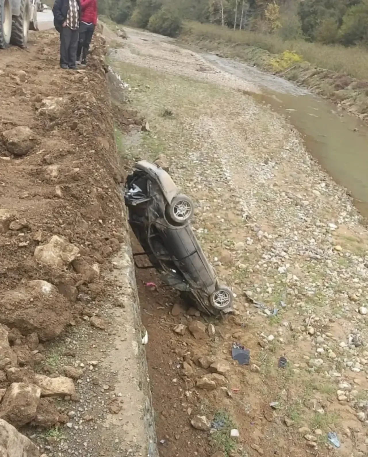 Trabzon’da Kontrolden Çıkan Otomobil Dereye Düştü: Sürücü Yaralı
