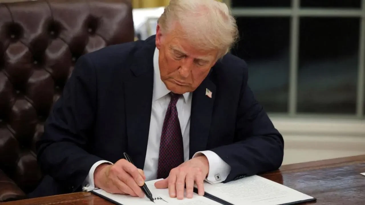 Trump, Epstein dosyalarının açıklanmasını öngören tasarıyı imzaladı