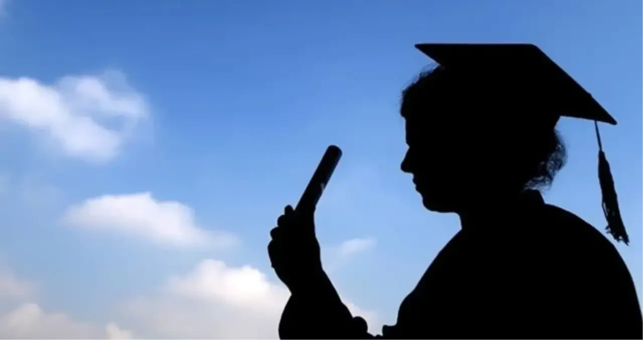 Başlık: "Üniversite Eğitiminde Yeni Dönem: Öğrencilerin 3 Yılda Mezun Olma Şansı Artıyor!"