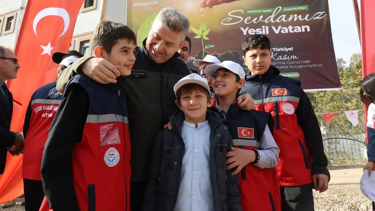 Vali Ergün, öğrencilerin isteğini kırmadı: TOGG ile evlerine gönderdi