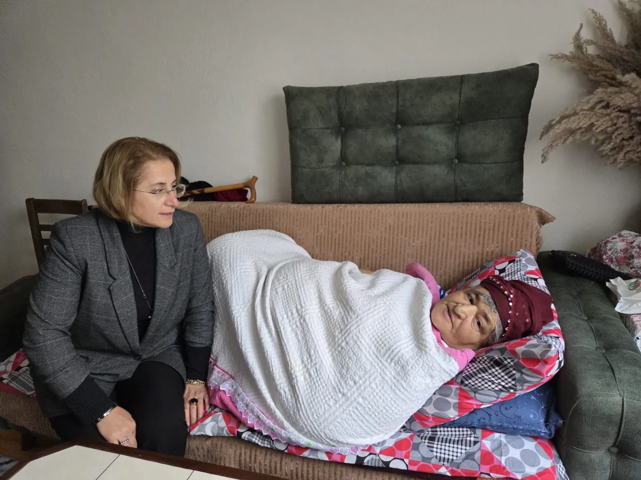 AK Parti Artvin İl Kadın Kolları’ndan Geçmiş Olsun ve Hane Ziyaretleri