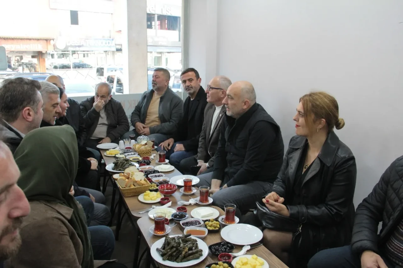 Hopa Belediyesi, esnafla bir araya gelerek trafik sorunlarına kalıcı çözümler üretecek