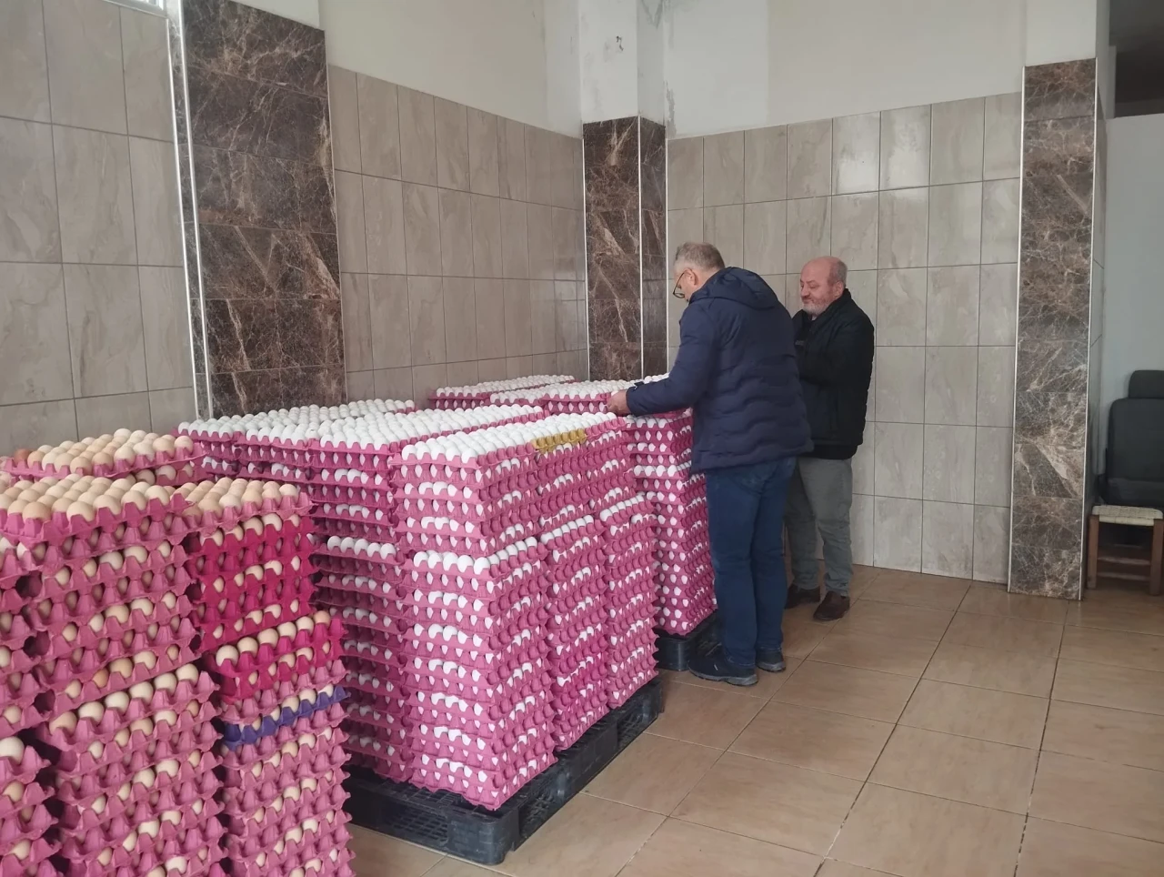 Trabzon'da yumurta paketleme işletmelerine kapsamlı gıda güvenliği denetimi yapıldı