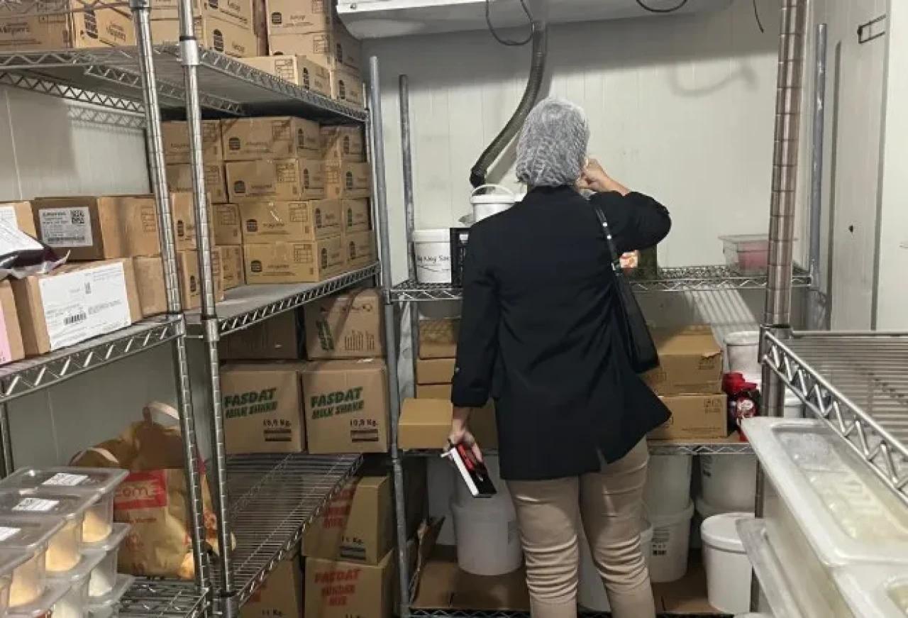 Trabzon'da gıda güvenliği denetimlerinde tarihi geçmiş ürünler imha edildi