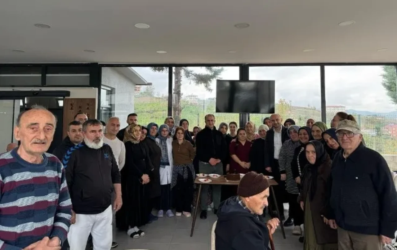 Trabzon'da Huzurevi Çalışanlarına Teşekkür Programı Düzenlendi