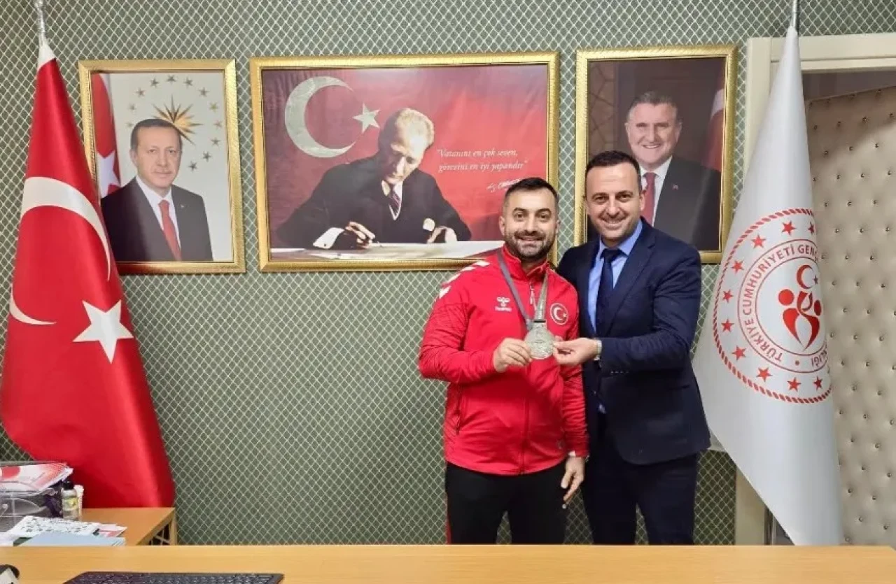 Arhavi’li Milli Sporcu Fatih Çiçek’e İl Müdürlüğünde Tebrik Ziyareti
