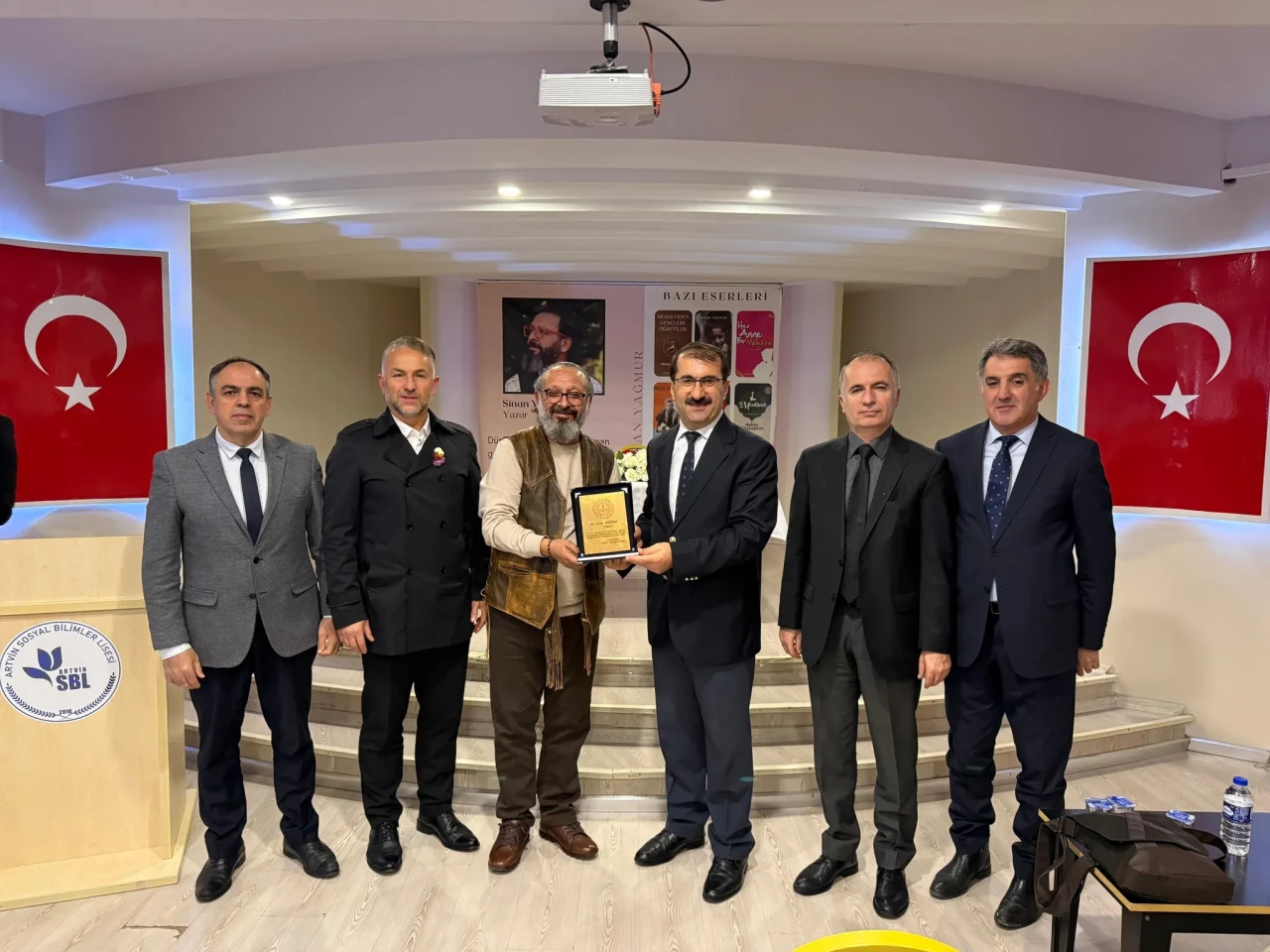 Artvin'de Sinan Yağmur, öğrencilere tasavvuf temalı eserlerini tanıttı