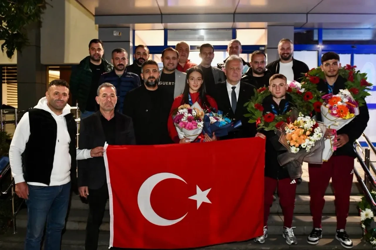 U-23 Avrupa Boks Şampiyonası'nda madalya kazanan sporcular Trabzon'da coşkuyla karşılandı