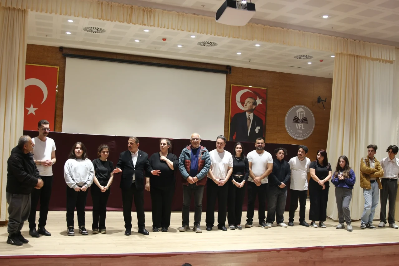Vakfıkebir'de 'Sanal Alem Bir Alem' Tiyatro Oyunu Büyük İlgi Gördü