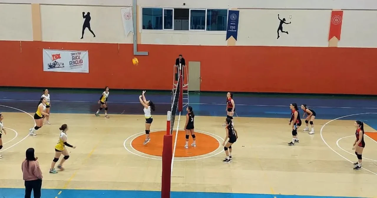 Artvin'de Voleybol Gençler A Kız İlçe Birinciliği'nde Nuri Vatan Lisemiz Şampiyon oldu!