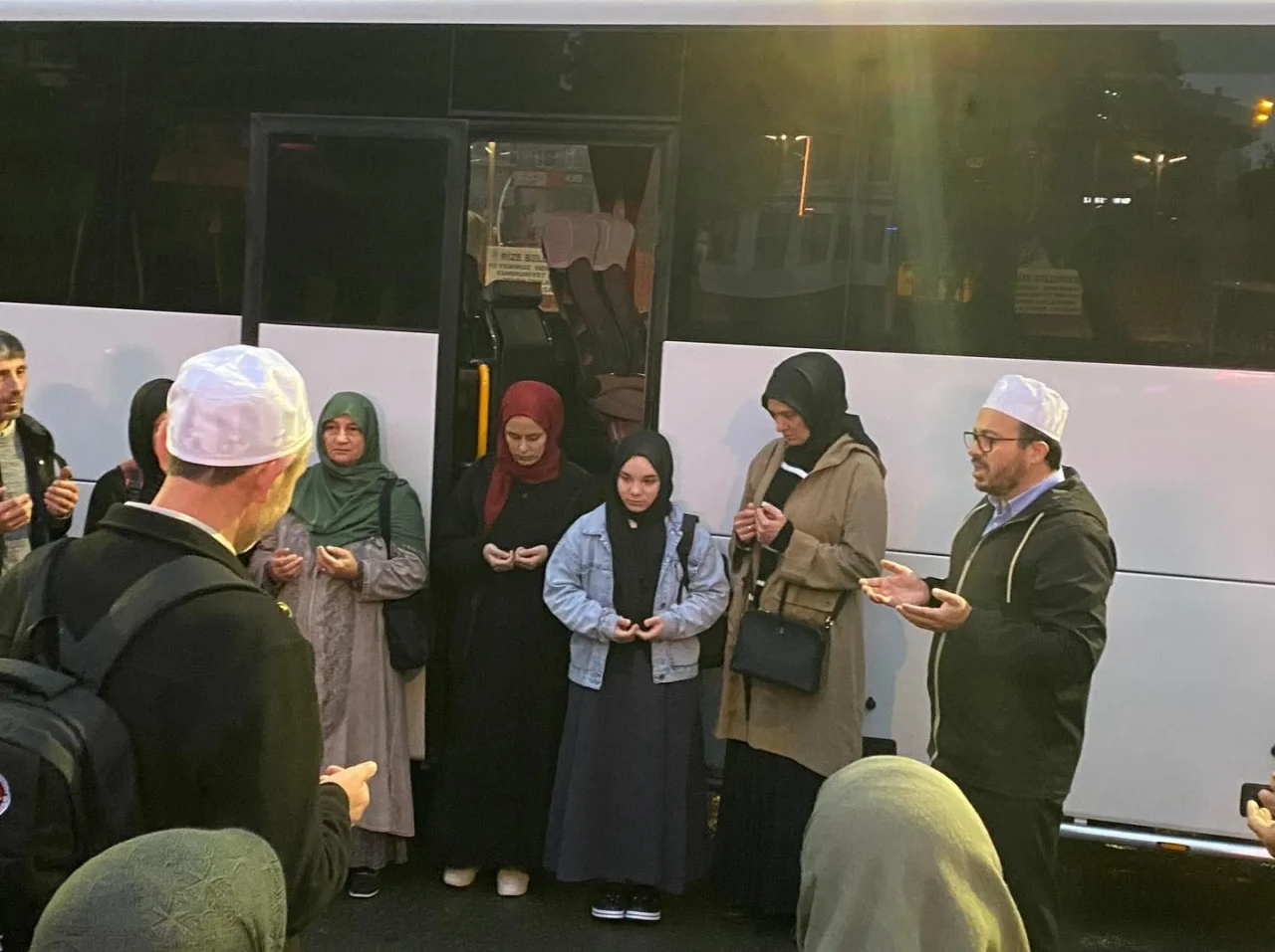 Umre İçin 29 Vatandaş Medine'ye Dualarla Uğurlandı