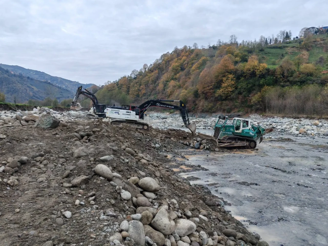 Trabzon ve Rize'de Taşkın Riskine Karşı Dere Islahı Çalışmaları Devam Ediyor