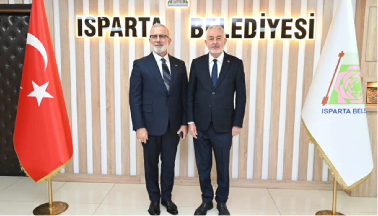 Bahadır Yenişehirlioğlu, Isparta Kitap Fuarı'nda Belediye Başkanı Başdeğirmen'i ziyaret etti.