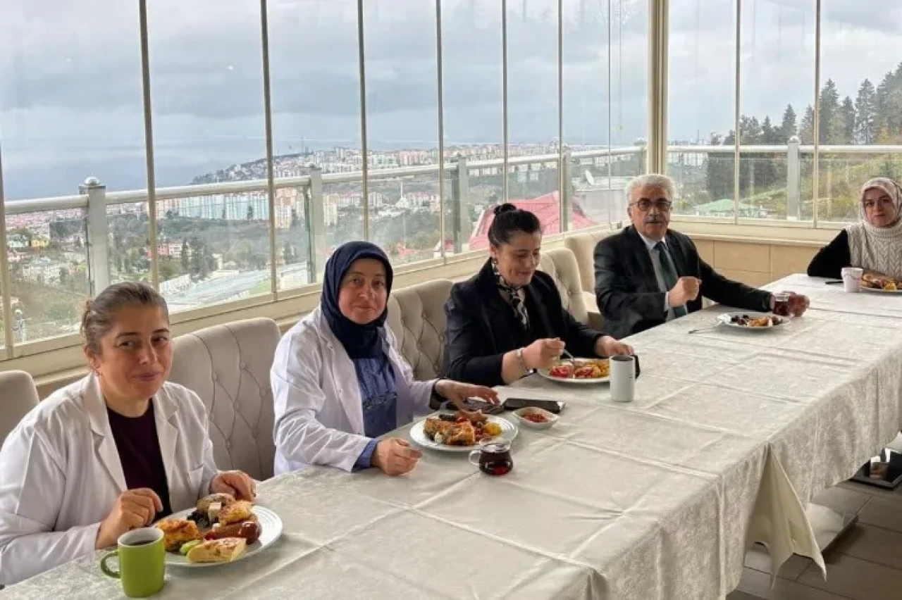 Trabzon Huzurevi'nde Kurumsal Kahvaltı Programı ile Ekip Ruhu Güçlendi