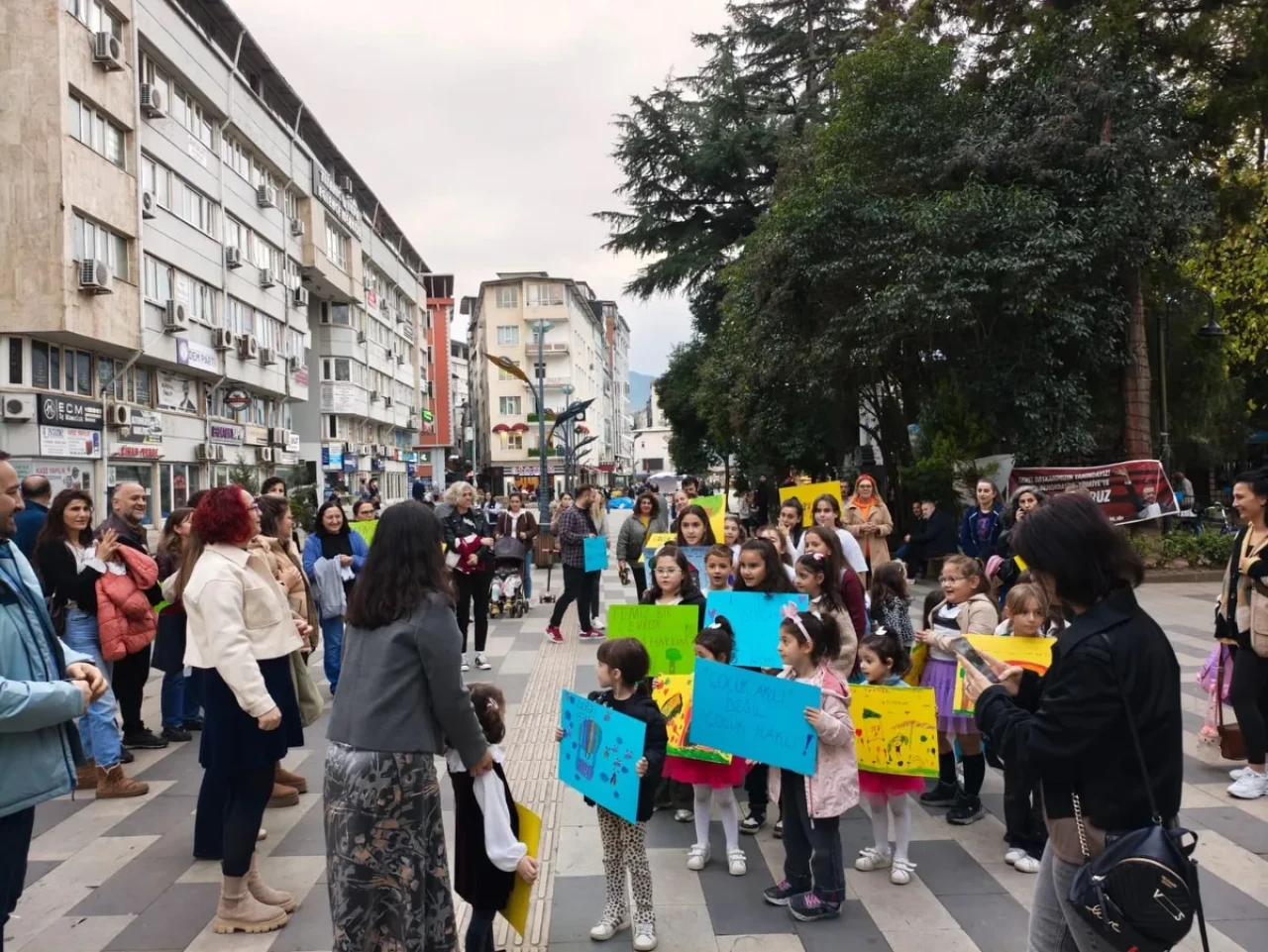 Hopa’da Çocuk Hakları Buluşması Renkli Etkinliklerle Devam Etti
