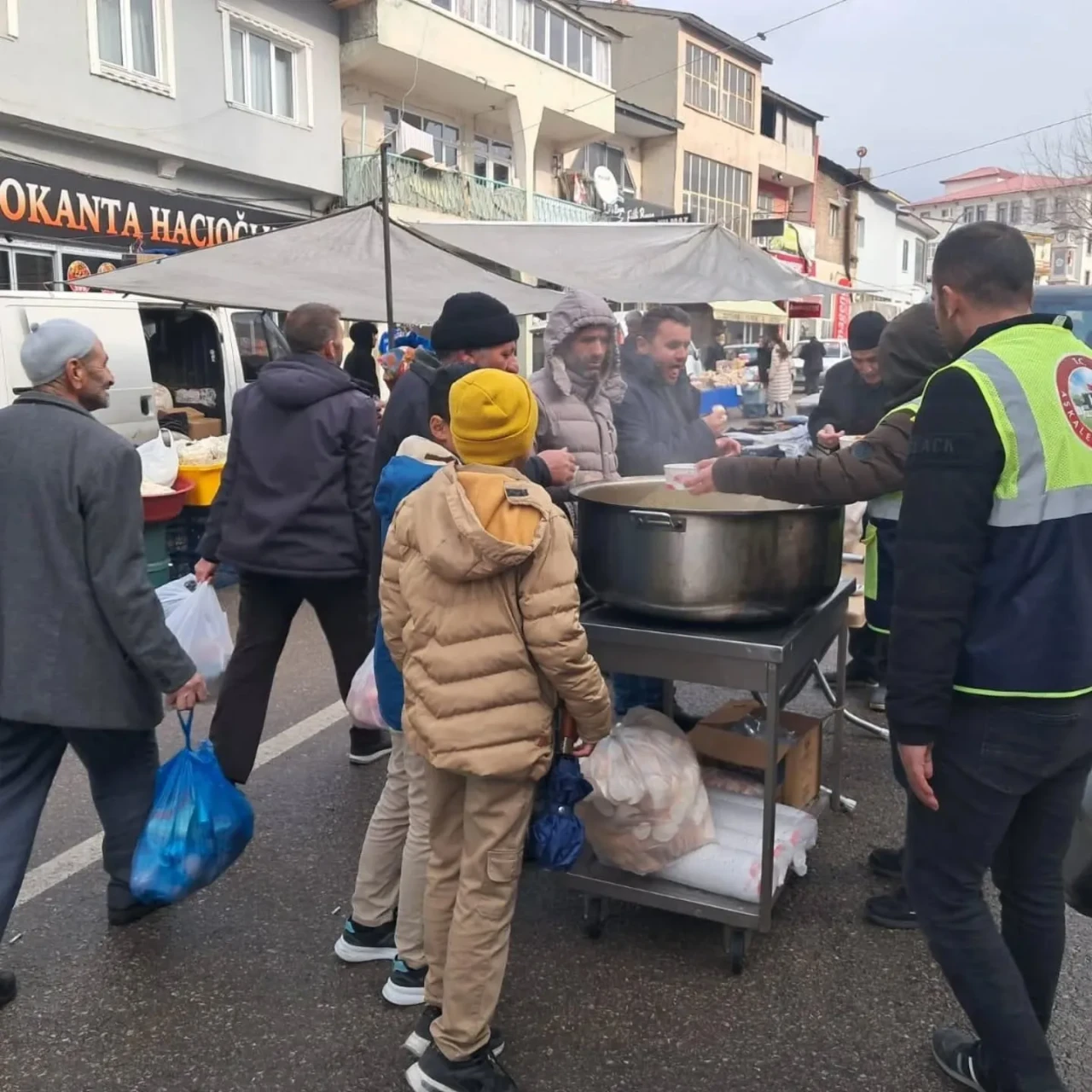 Aşkale Belediyesi'nden soğuk günlerde sıcak çorba ikramı, moral kaynağı oldu!