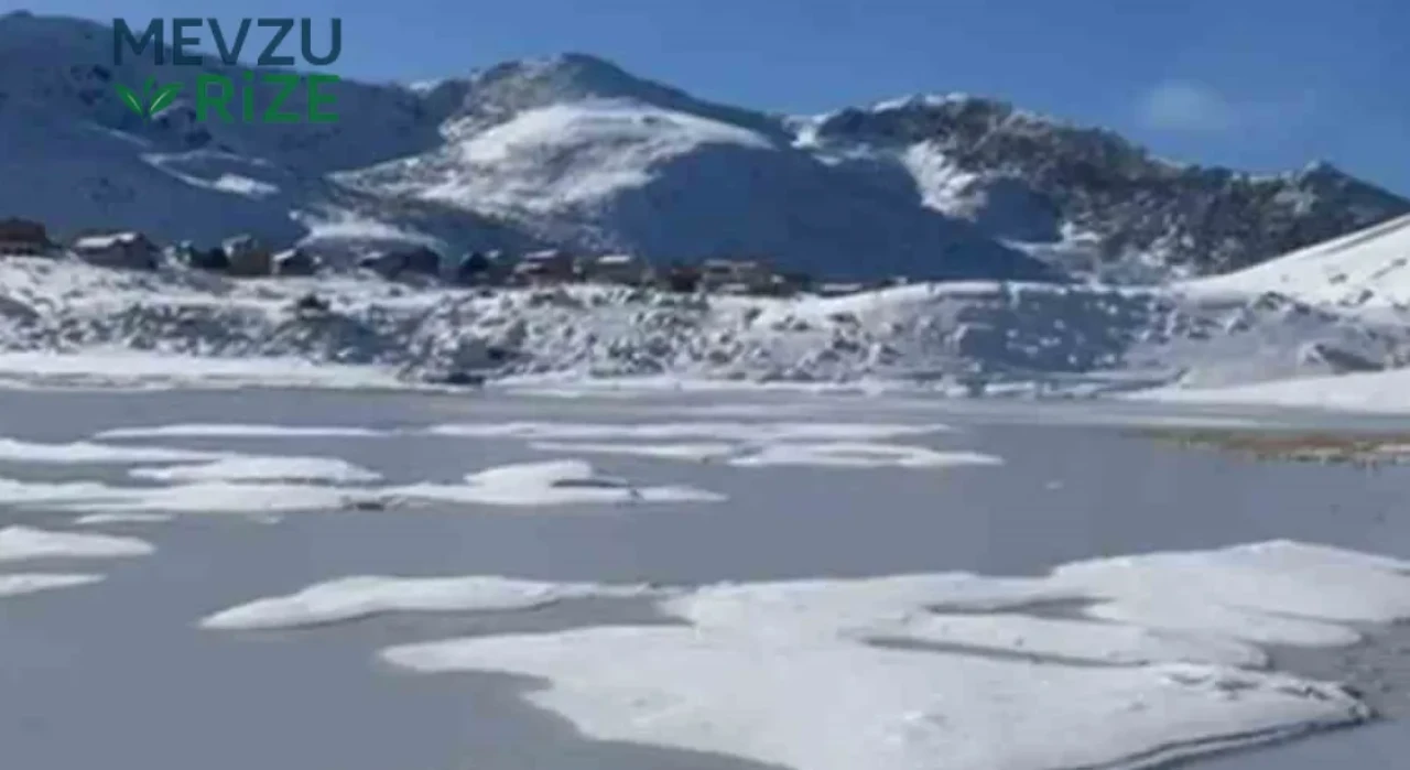 Rize’de ‘Adalı Göl’ buz tuttu: Koçdüzü Yaylası’nda kışın ilk izleri