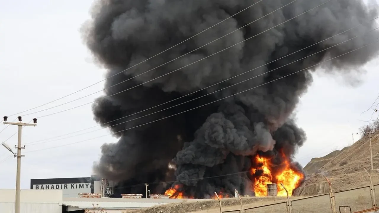 Kırıkkale Organize Sanayi Bölgesi'nde Kimyasal Tesisinde Görülen Kapsamlı Yangın Paniğe Neden Oldu