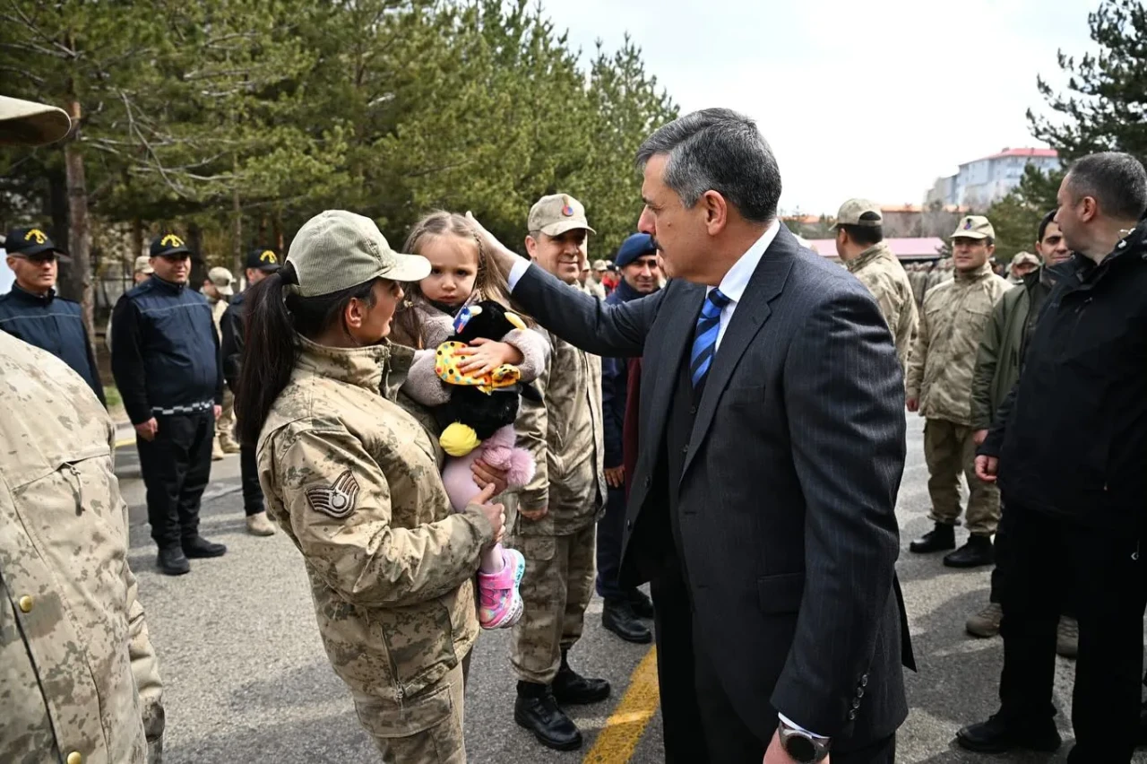 Vali Çiftçi, Bayram Namazı sonrası Jandarma'yı ziyaret ederek güvenlik hizmetine destek verdi.