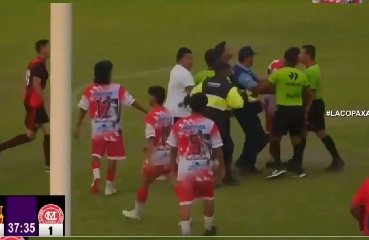 Antrenörden şişe; hakemden uçan tekme: Polis girdi, maç tatil edildi