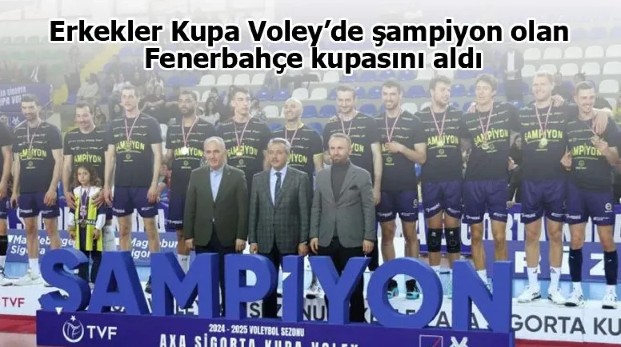 Erkekler Kupa Voley’de şampiyon olan Fenerbahçe kupasını aldı