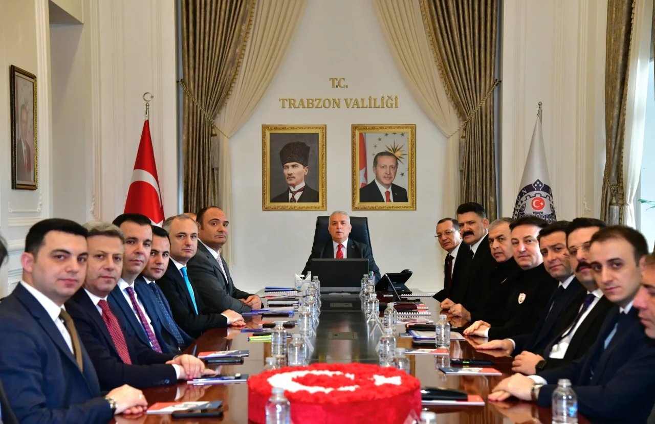 Trabzon'da Güvenlik Koordinasyon Toplantısı: İş Birliği ile Kamu Düzeni Vurgulandı!