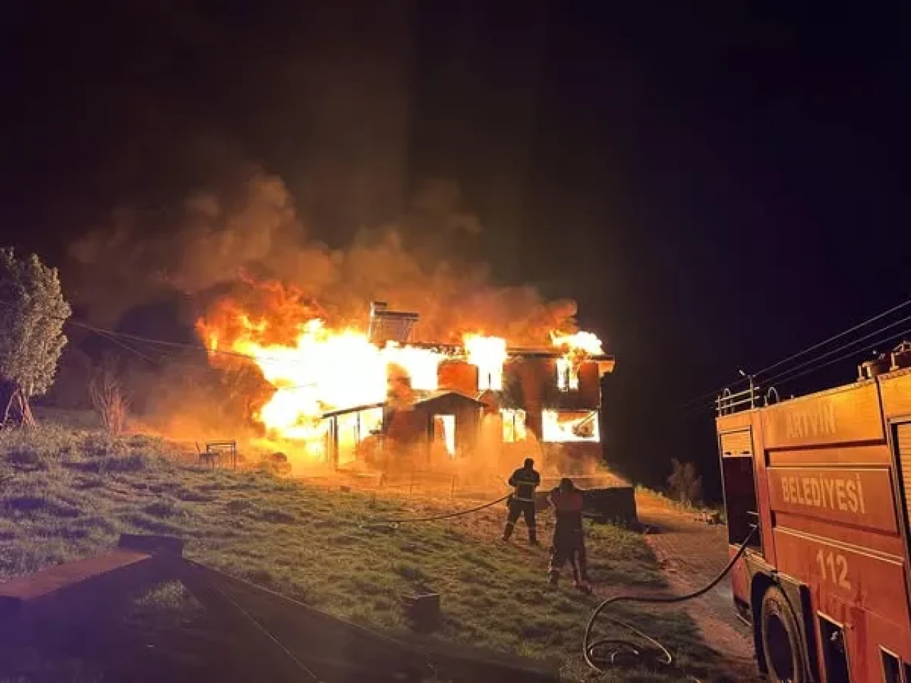 Artvin'de köy yangınına hızlı müdahale, felaketi önledi! Yangın nedeni araştırılıyor.
