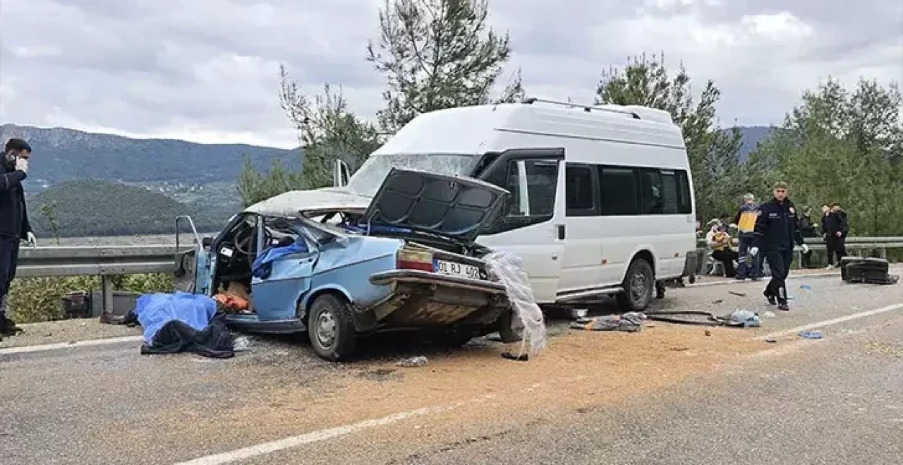 Otomobil ile minibüs çarpıştı, 5 kişilik aile yok oldu