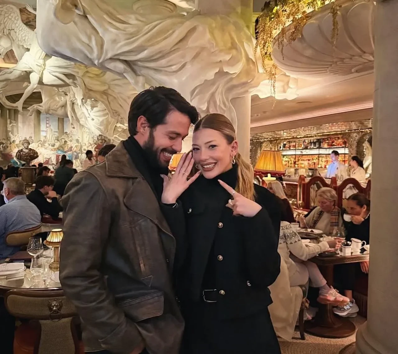 Hilmi Cem İntepe ve Pırıl Atasev Nişanlandı! Sade Tören Sosyal Medyada Beğeni Yağmuruna Tutuldu