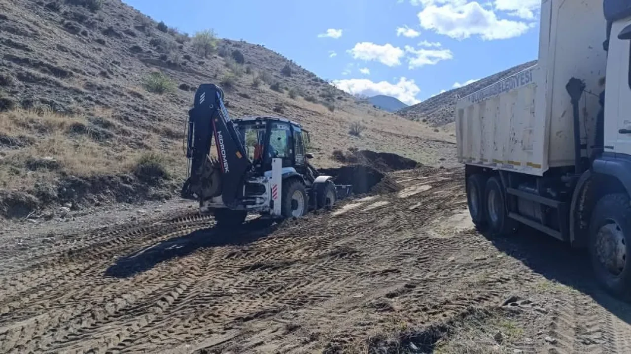 Erzurum Olur'da baharla birlikte altyapı çalışmaları hızlandı, mahallelerde çeşitli düzenlemeler yapıldı.
