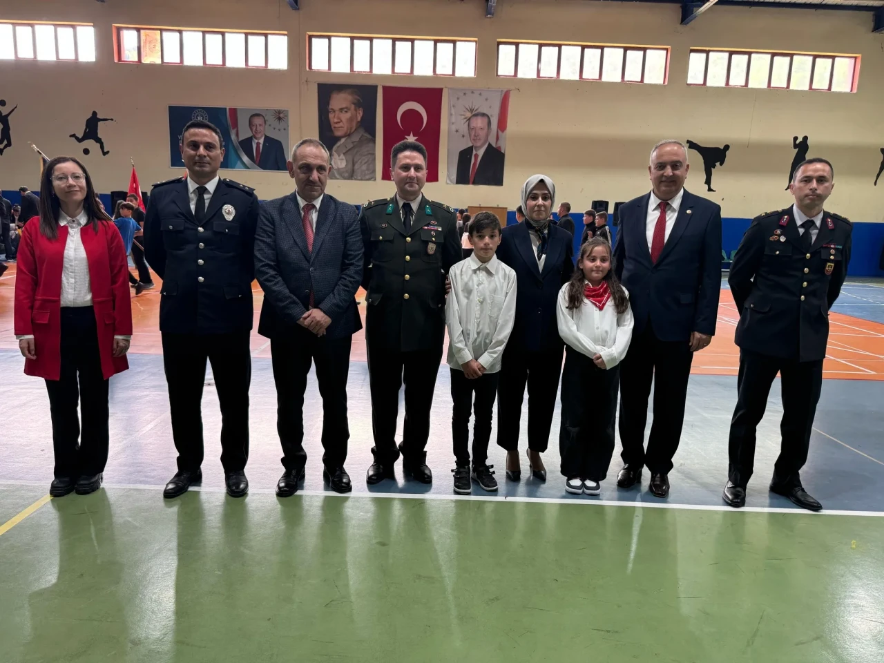 Borçka, 23 Nisan’ı coşkuyla kutladı: Öğrenciler sahne aldı, Atatürk anıldı
