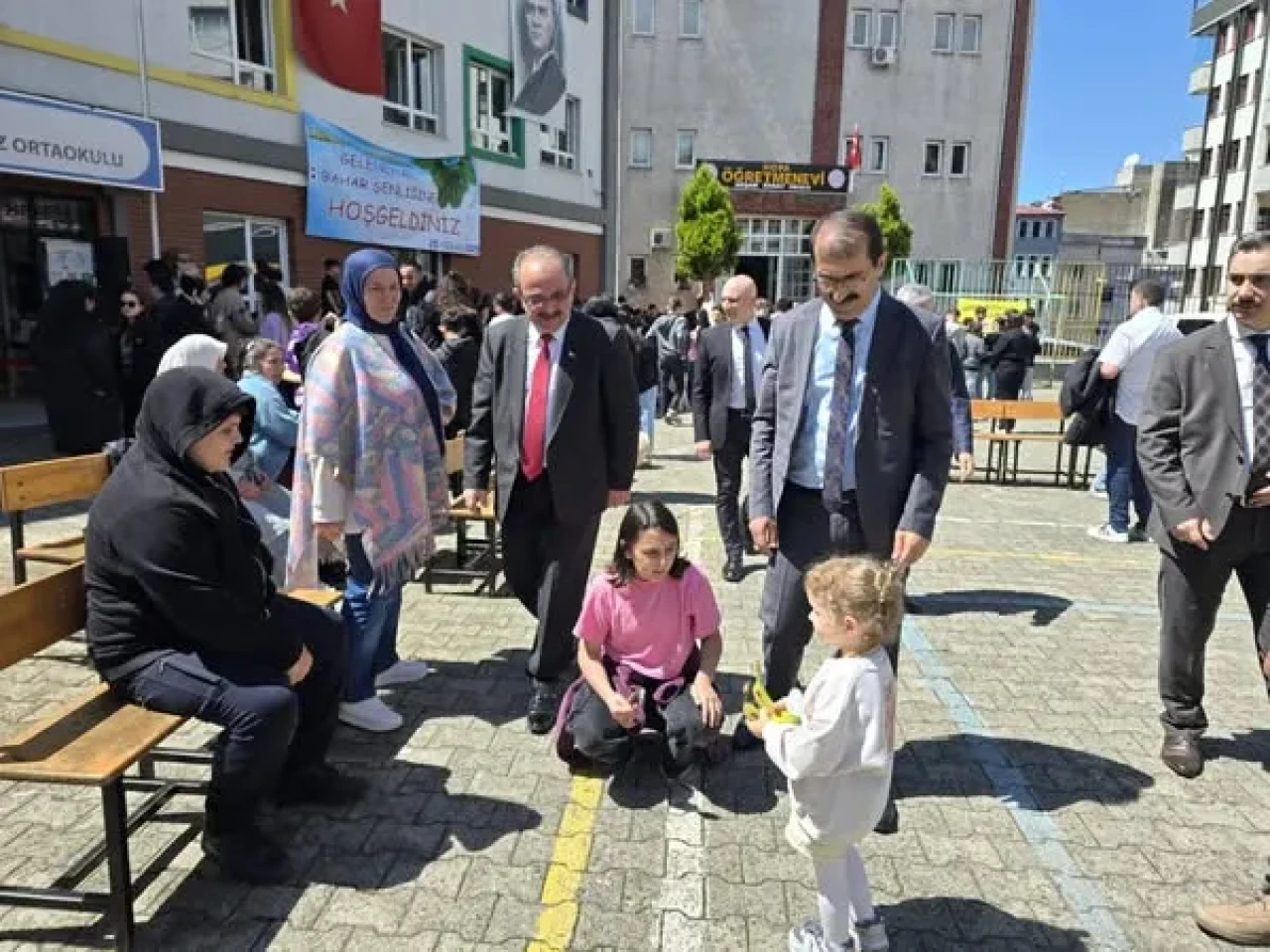 Hopa Ortaokulu’nun Bahar Şenliği'nde İl Milli Eğitim Müdürü'nden öğrencilere destek!