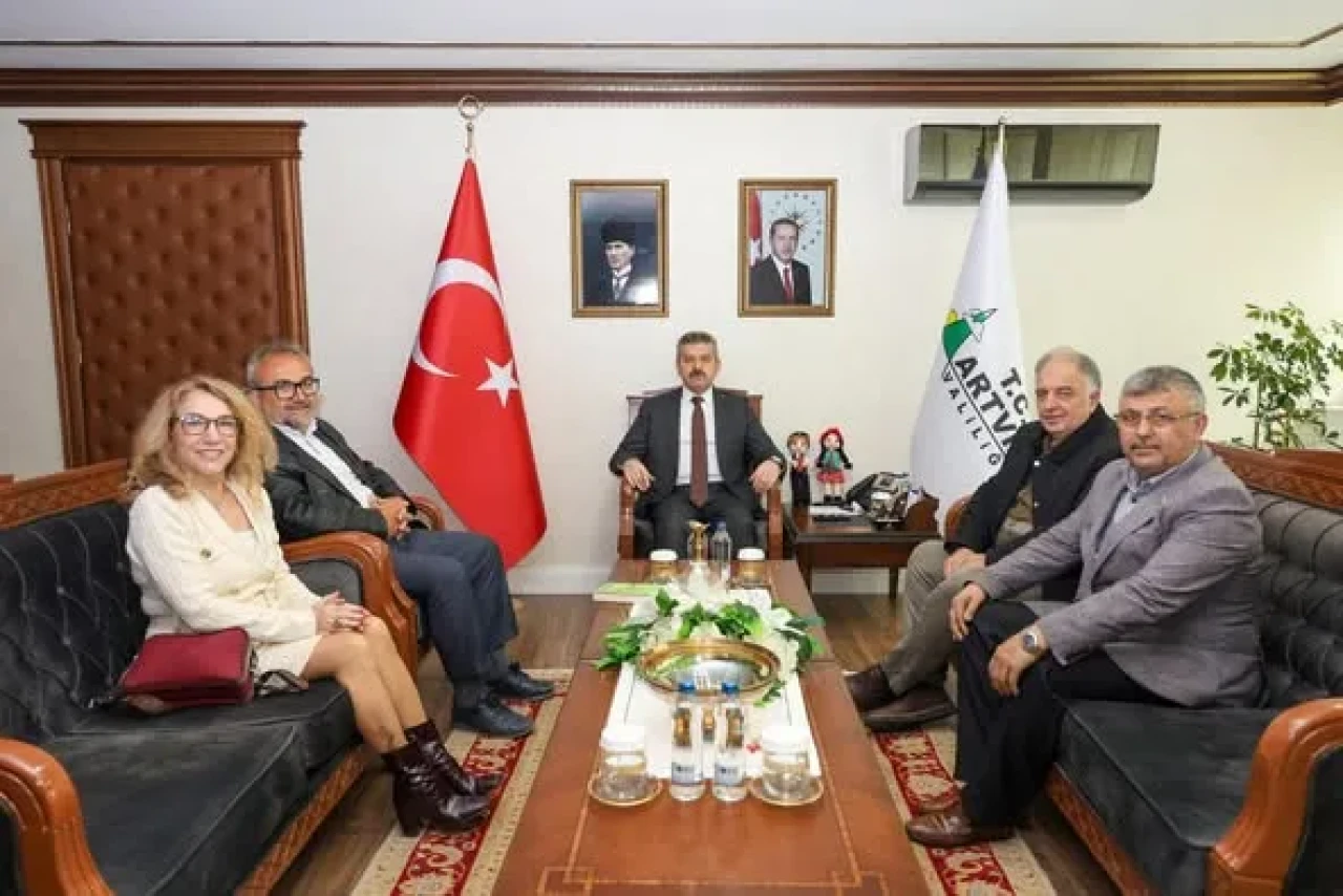 Artvin Valisi Ergün, önemli ziyarete ev sahipliği yaptı; dernek başkanları ve Halkbank yetkilileriyle görüştü.