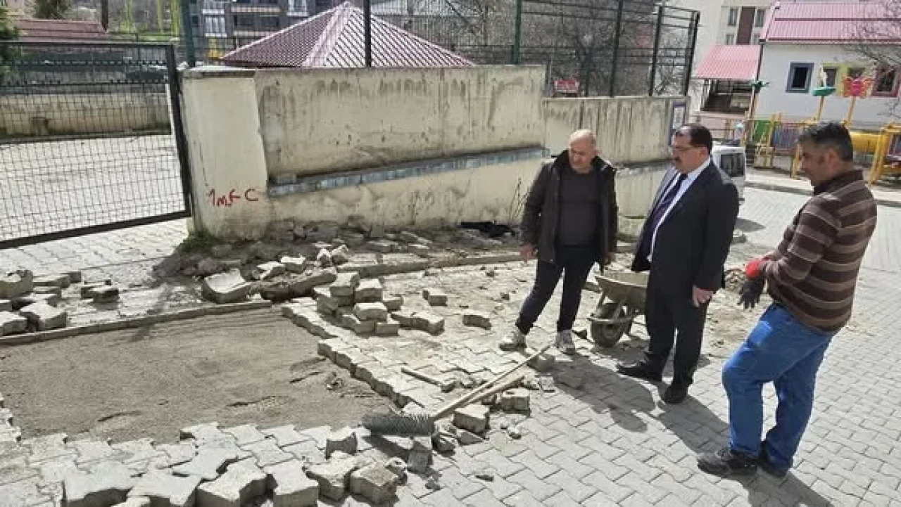 Şavşat’ta kar sonrası parke taşları onarılıyor, başkan altyapı projelerini denetliyor!