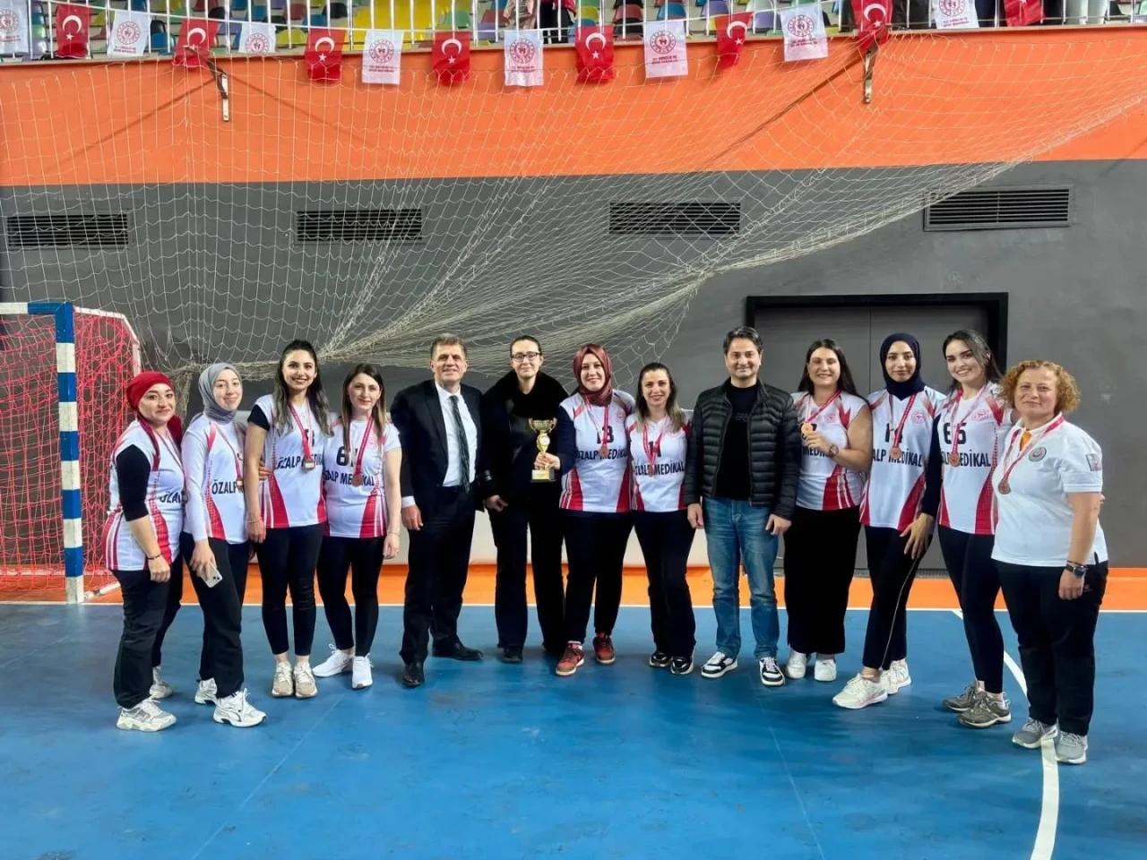 Trabzon'da Voleybol Turnuvası'nda 112 Acil ve İl Sağlık takımları ödüllerle onurlandırıldı!