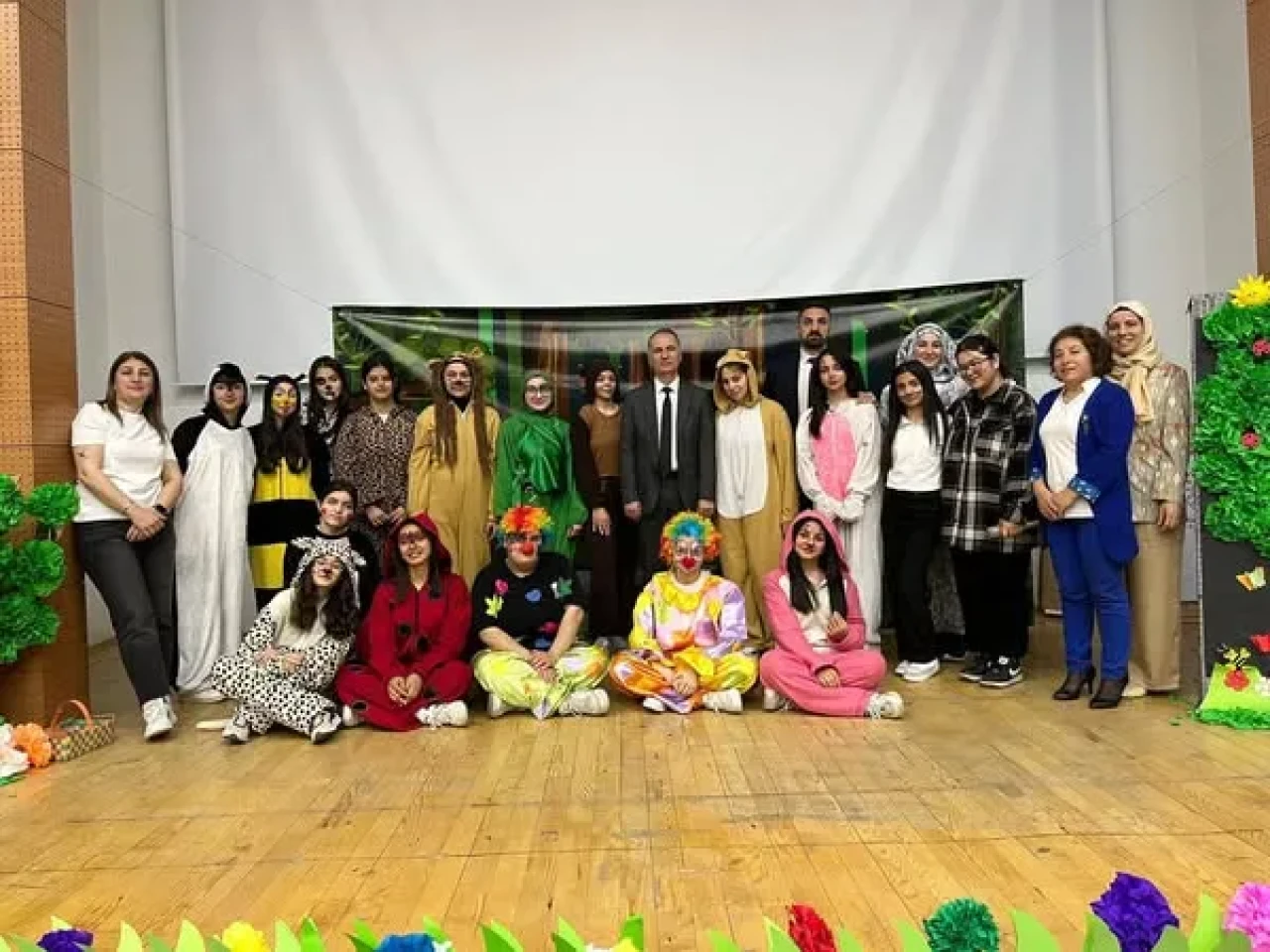 MİNİK YÜREKLERE DOKUNAN TİYATRO GÖSTERİSİ