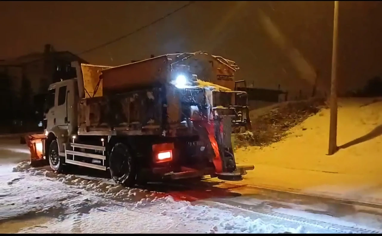 Bayburt'ta kar yağışı sonrası temizlik çalışmaları hızla başladı, başkan güvenlik önlemlerine vurgu yaptı.