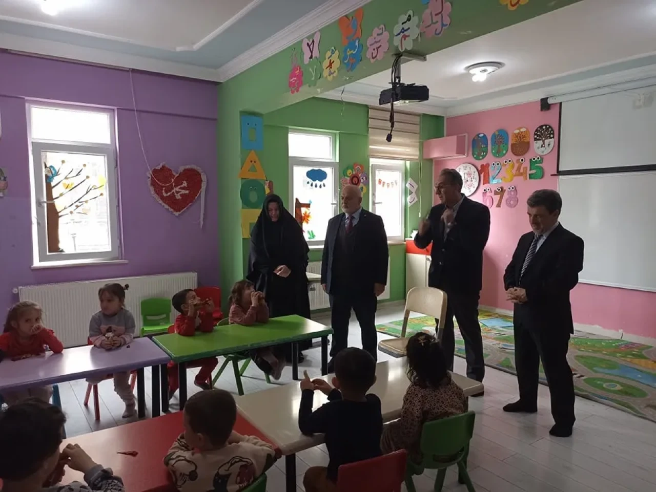 Müftü ve Başkan, çocuklarla duygusal anlar yaşadı; Şefkat Kur'an Kursu'nda hediyeler dağıtıldı.