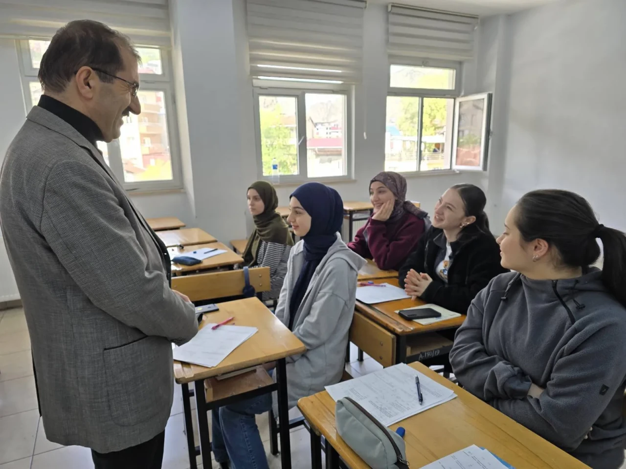 İl Milli Eğitim Müdürü Acar, öğrencilerle motivasyon ve başarı sohbeti gerçekleştirdi.