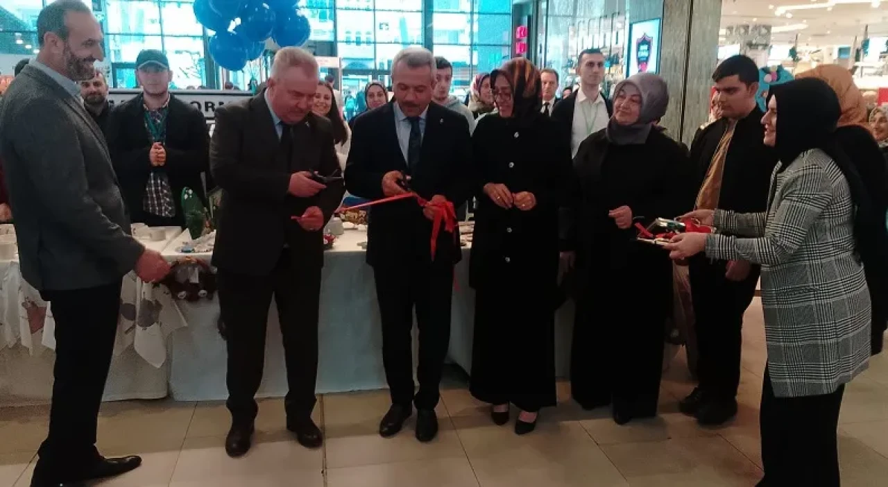 Dünya Otizm Farkındalık Günü'nde Özel Çocukların Eserleri Rize'de Sergilendi