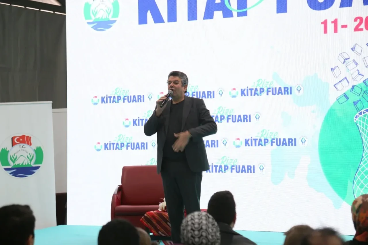 Alişan Kapaklıkaya Kitap Fuarında Okuyucularıyla Buluştu