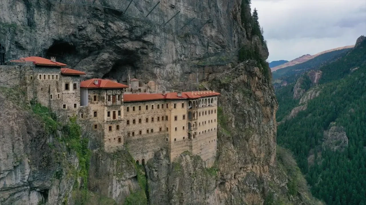 Sümela Manastırı'na bayramda ziyaretçi akını