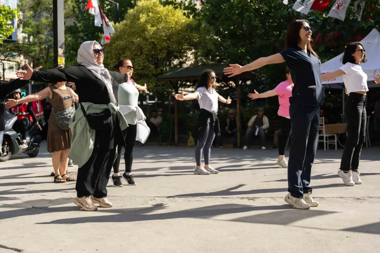 Bornova'da Gençlik Festivali coşkuyla başladı, müzik ve sağlık aktiviteleriyle dolu dört gün bekliyor