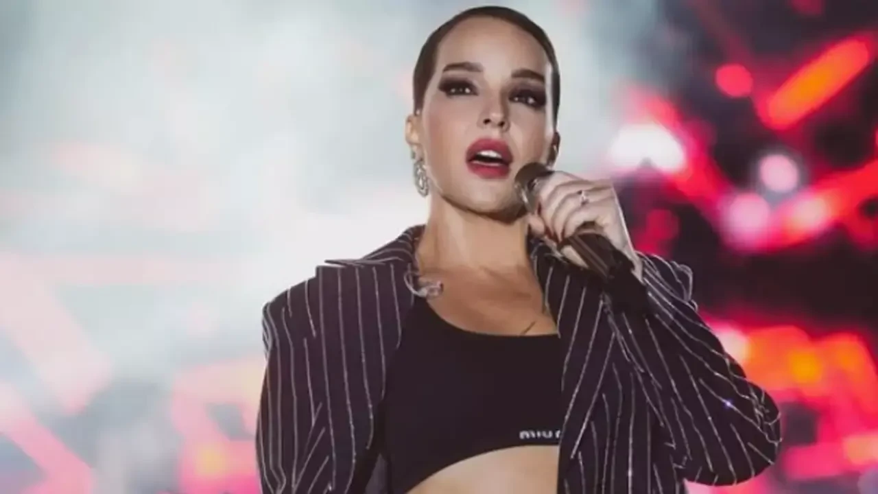 Bengü 2025 yazına İzmir'de iddialı bir başlangıç yaptı, bikinili pozlarıyla sosyal medyayı salladı!