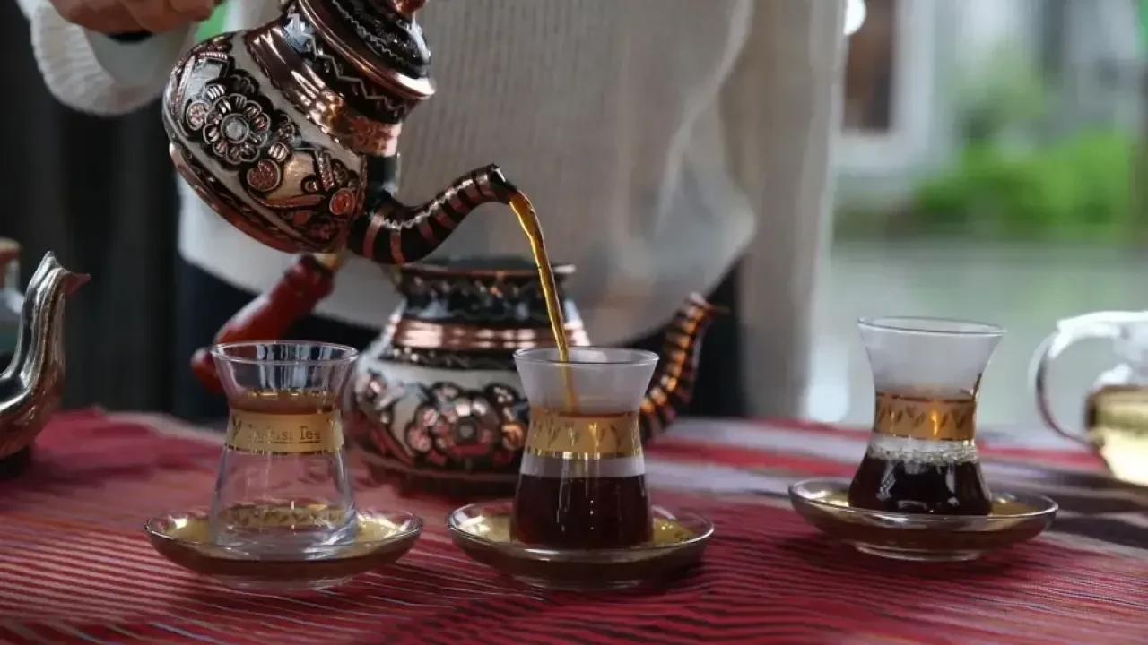 Türk Çayı Demleme Yarışmasını Kim Kazandı? Japon ‘Demleme Ustası’ Rize’de Çay Demledi