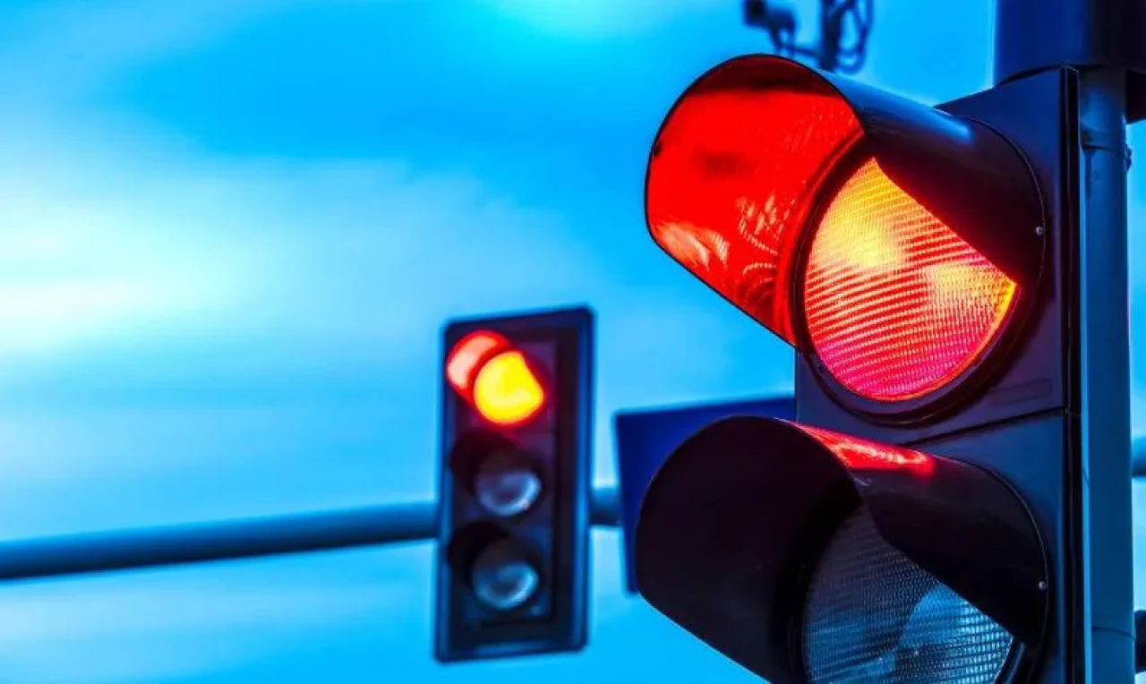 Kırmızı Işık İhlali: 47/1-B Cezası ve Yaptırımları 2025'te Yükseliyor