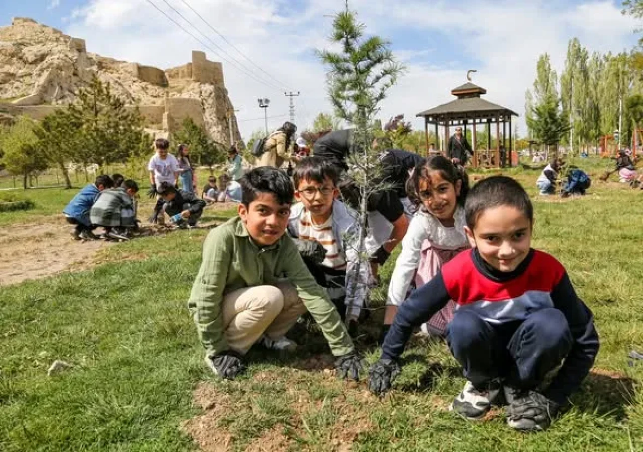 Van’da Miniklerden İklim Değişikliğine Anlamlı Mesaj: Fidan Dikip Tuvalleri Renklendirdiler