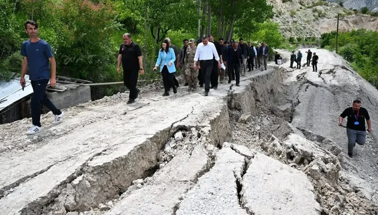 Erzurum Valisi Çiftçi, Uzundere'deki Toprak Kayması Bölgesinde İncelemelerde Bulundu