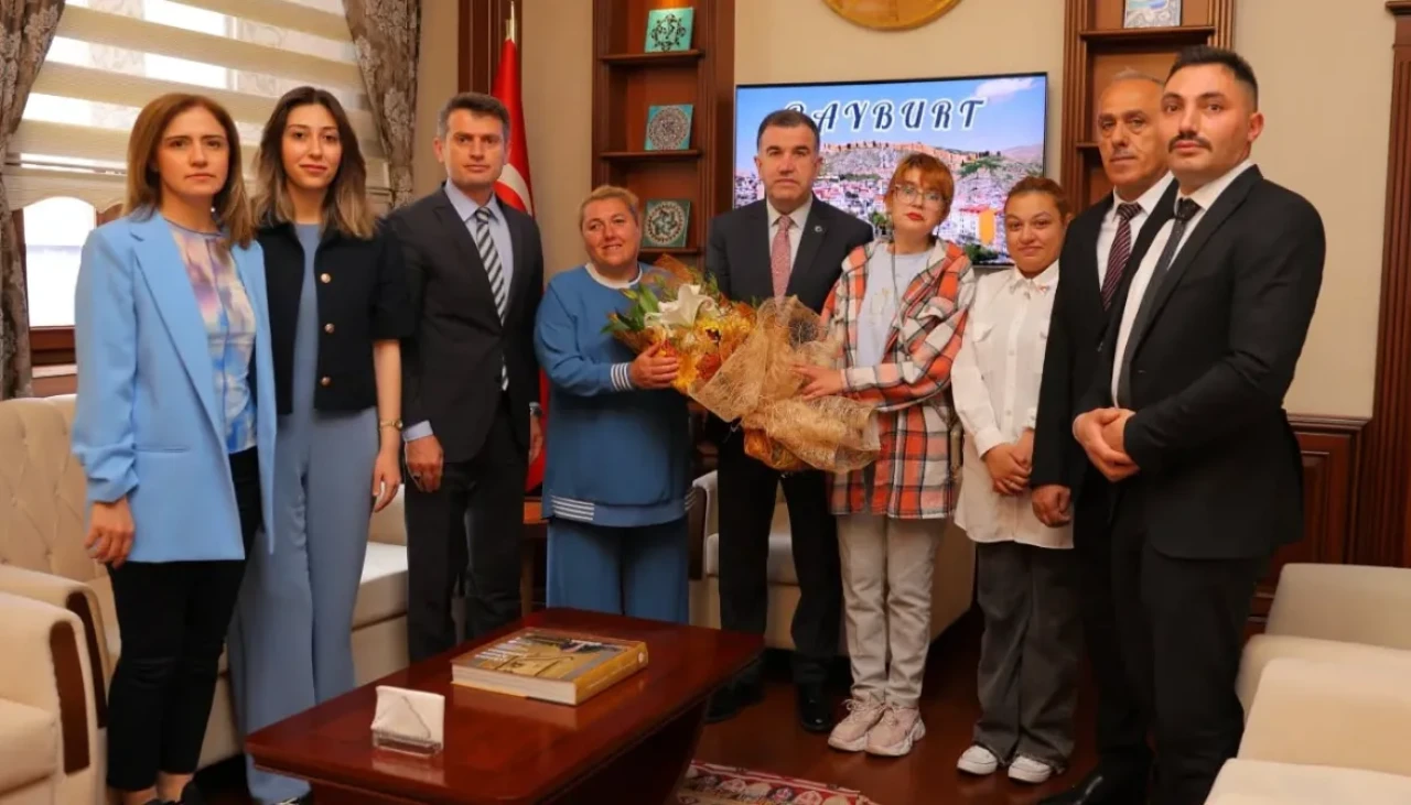 Bayburt Valisi Eldivan, Engelsiz Yaşam Merkezi Sakinlerini Makamında Ağırladı