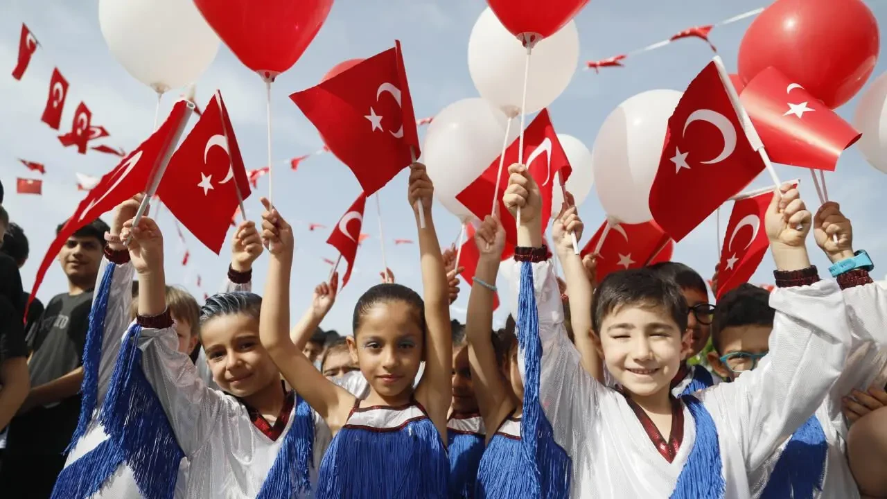 19 Mayıs Pazartesi Okullar Tatil Mi? Resmi Takvim Açıklandı! İlkokul, Lise ve Üniversiteler Tatil Mi?